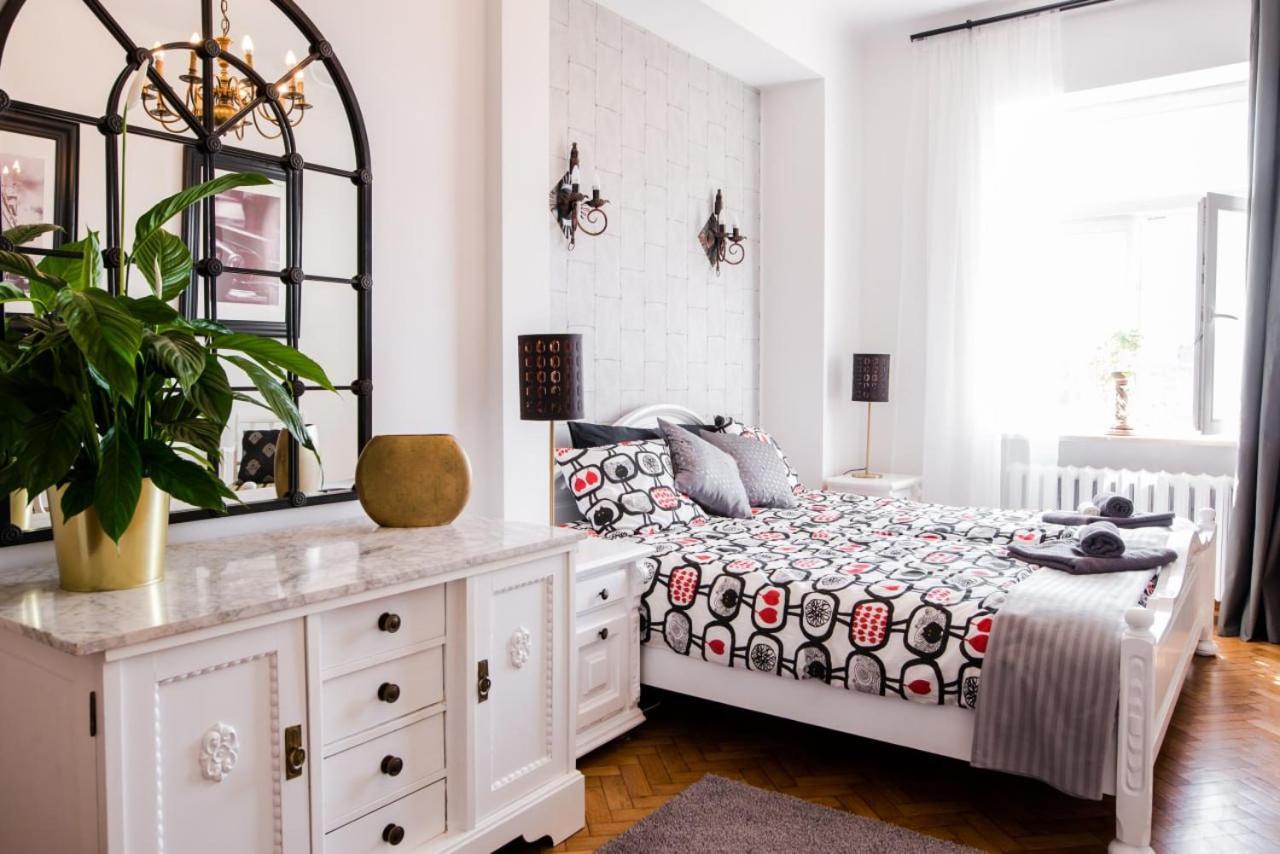 Halby Luxury Rooms Chmielna 73B Варшава Екстер'єр фото