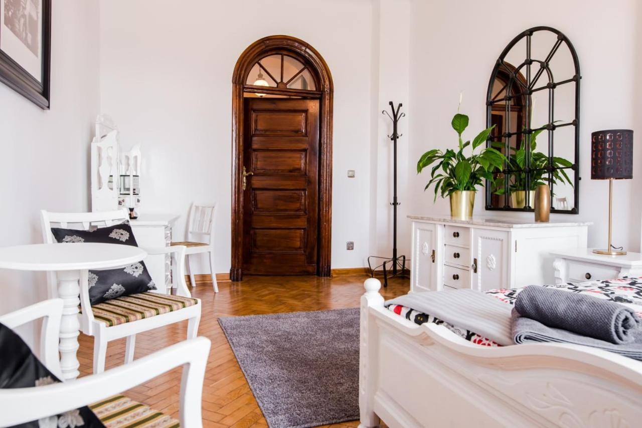 Halby Luxury Rooms Chmielna 73B Варшава Екстер'єр фото