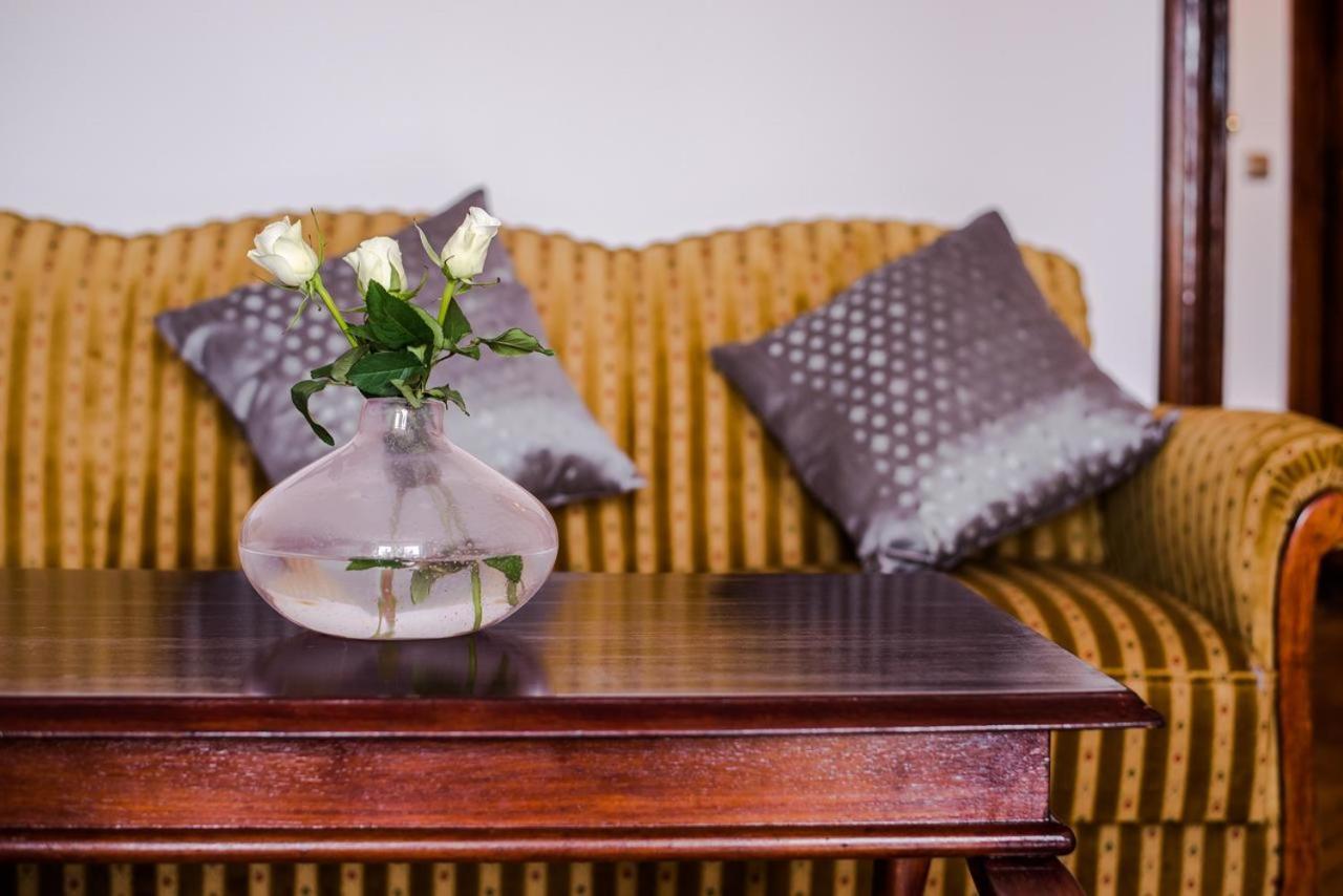 Halby Luxury Rooms Chmielna 73B Варшава Екстер'єр фото