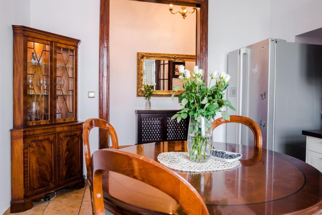 Halby Luxury Rooms Chmielna 73B Варшава Екстер'єр фото